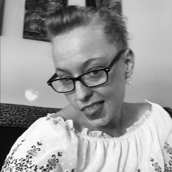 Meet your Posher, Alison - Picture 2 of 4